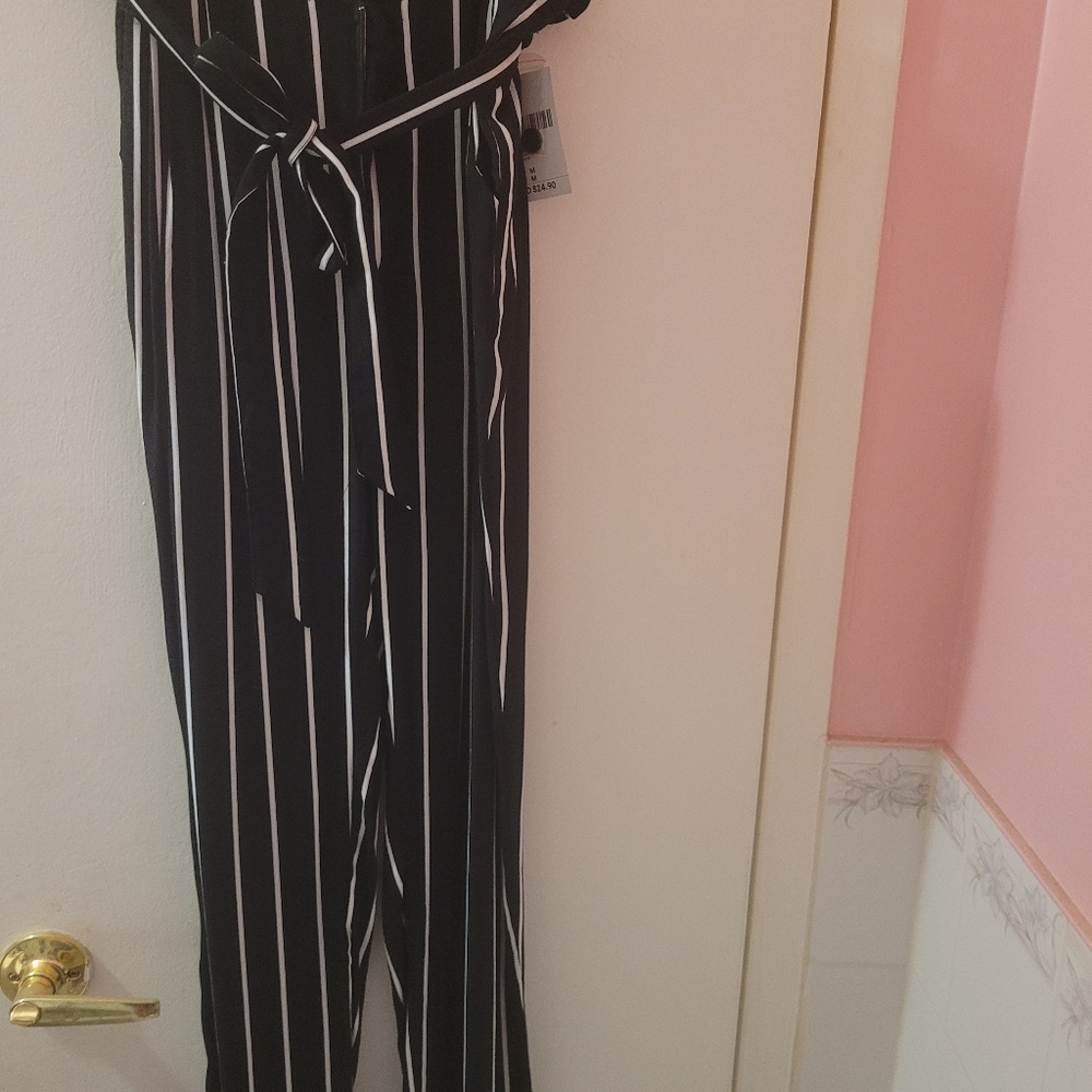 Forever 21, never worn, pants with pockets. Comfy, business cas, or dress em up.